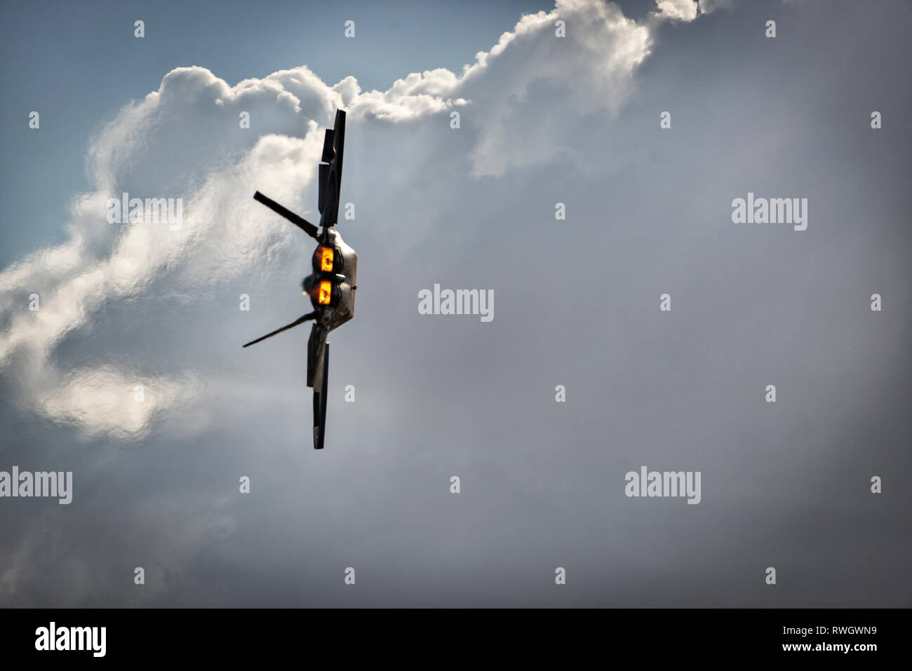 US Air Force F-22 Raptor in volo, bancario contro un sfondo nuvola Foto Stock