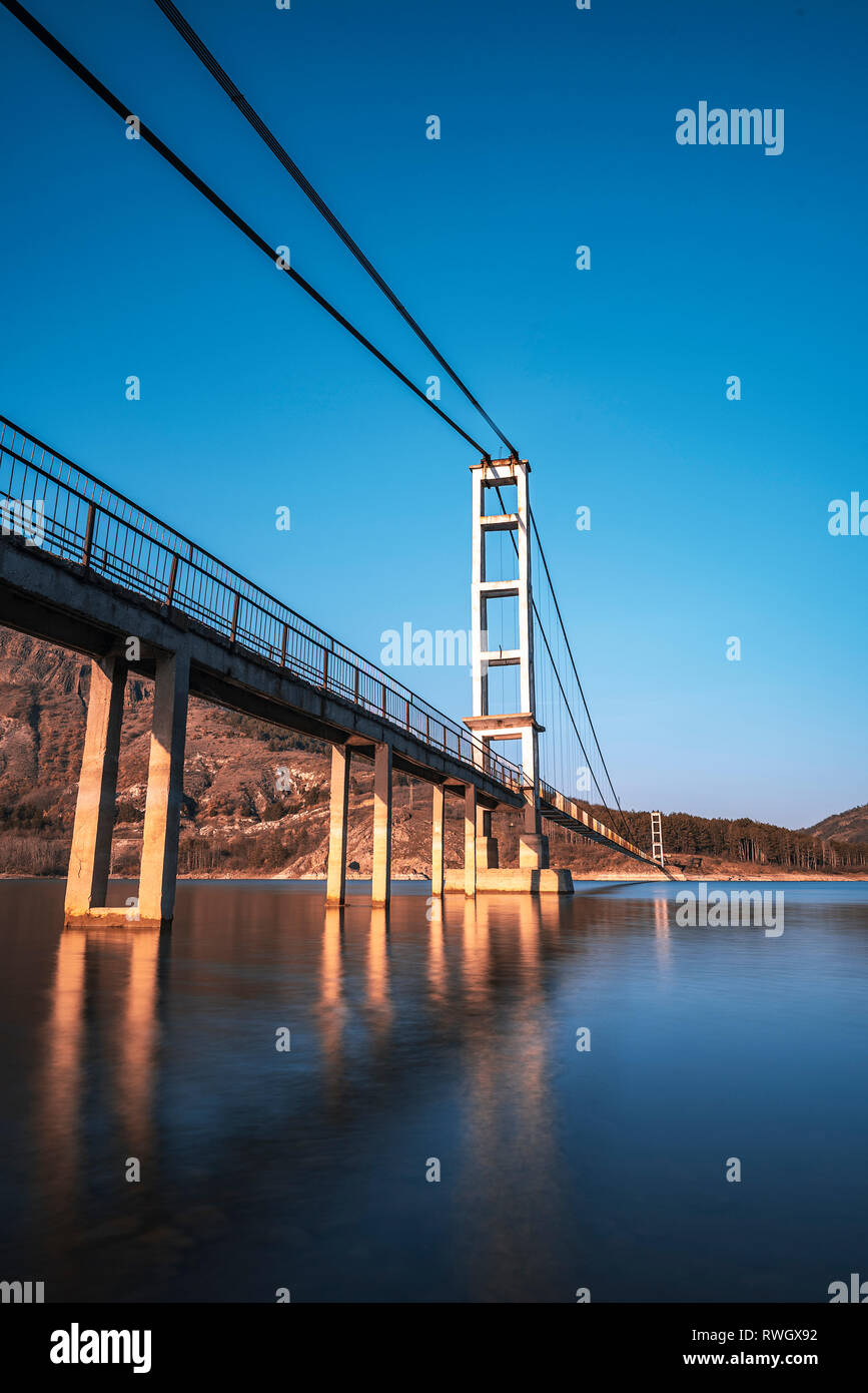 Il più lungo ponte sospeso in Bulgaria su Studen Kladenez dam con la distanza tra le due torri di 260m. Il solo modo per raggiungere Lisicite villag Foto Stock