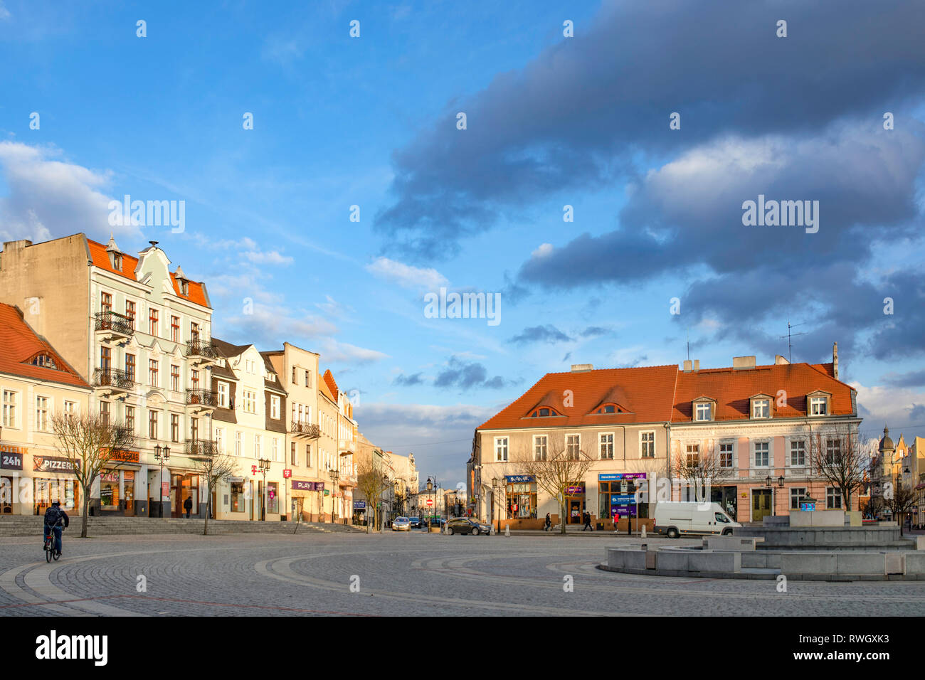 Gniezno / Polonia - cityscape, vista al centro di architettura. La piazza centrale. Foto Stock