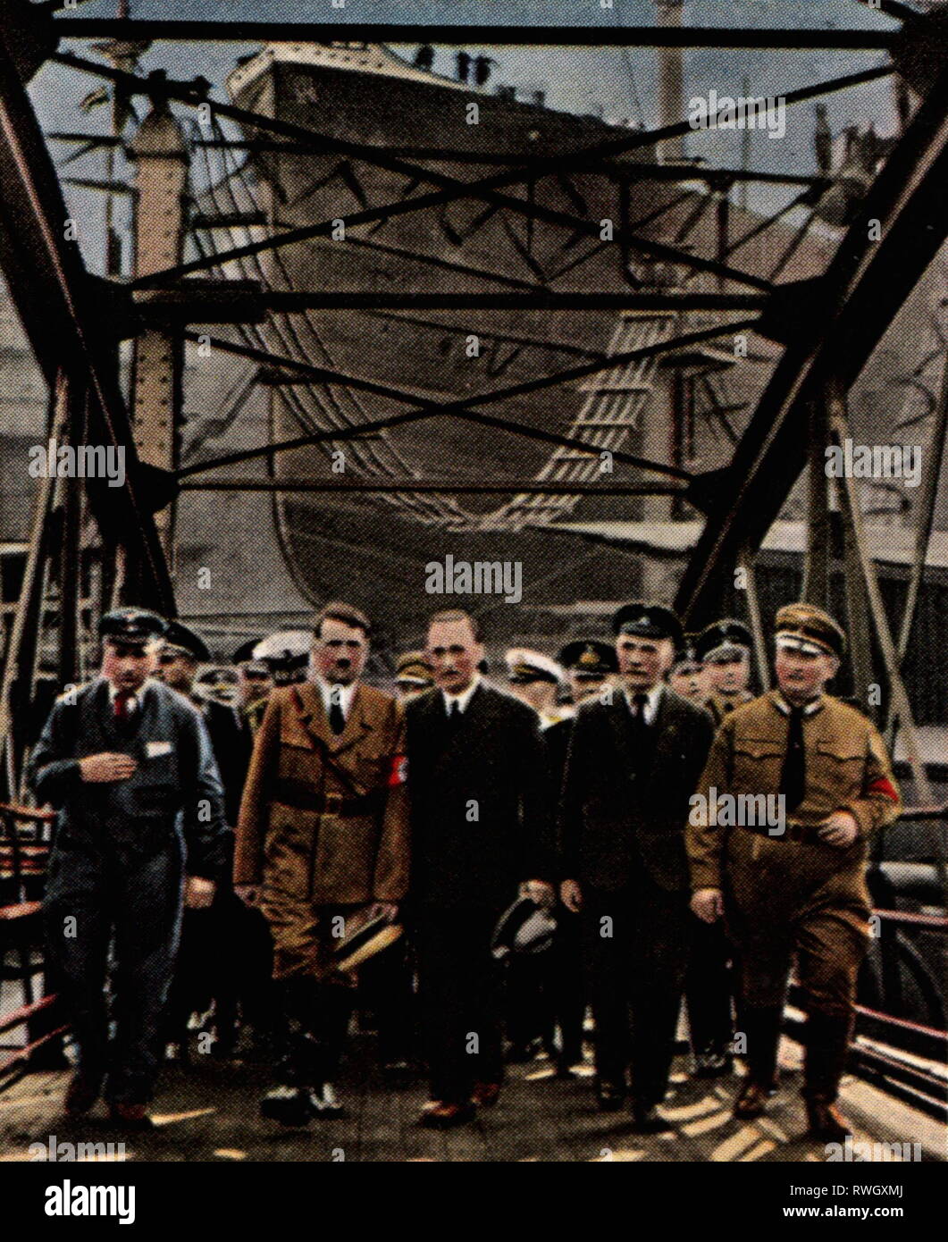 Hitler, Adolf, 20.4.1889 - 30.4.1945, uomo politico Tedesco (NSDAP), il Cancelliere del Reich 30.1.1933 - 30.4.1945, piena lunghezza, visitando la darsena di Blohm e Voss, Amburgo, 17.8.1934, fotografia colorata, carta di sigaretta, serie 'Die Nachkriegszeit', 1935, Additional-Rights-Clearance-Info-Not-Available Foto Stock