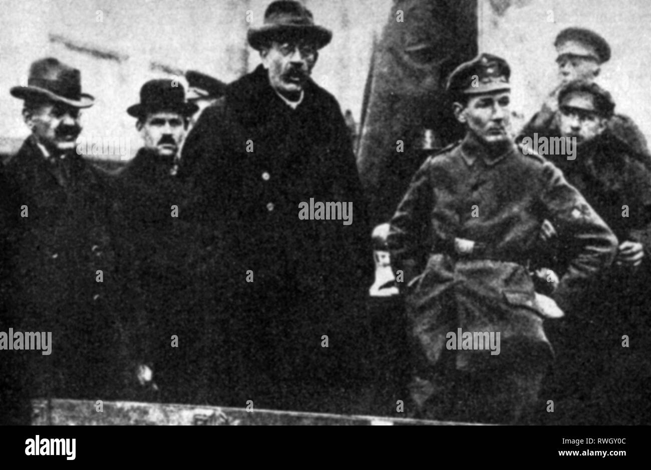 Noske, Gustav, 9.7.1868 - 30.11.1946, uomo politico tedesco (partito socialdemocratico tedesco (SPD), mezza lunghezza, come persone di vice per esercito e della marina, erogazione di discorso, gennaio 1919, Additional-Rights-Clearance-Info-Not-Available Foto Stock