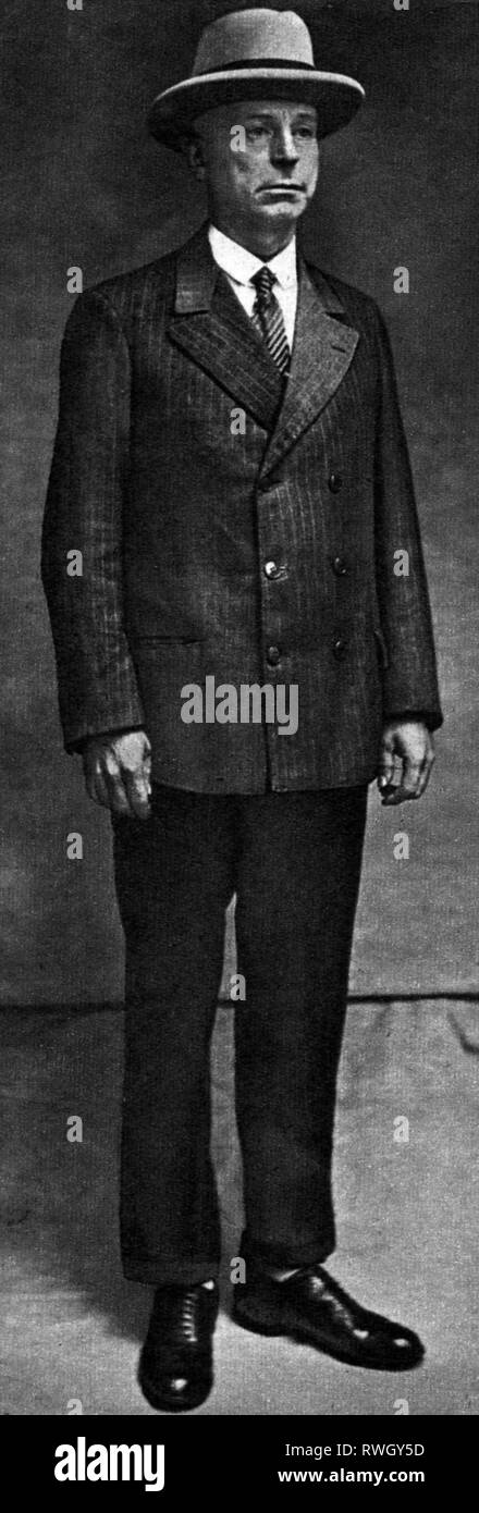 Kuerten, Pietro, 26.5.1883 - 2.7.1931, criminale tedesco (serial killer), full-length, dopo il suo arresto, maggio 1930, Additional-Rights-Clearance-Info-Not-Available Foto Stock