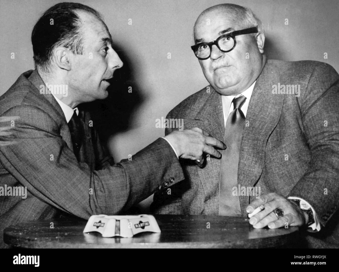 Hoffmann, Johannes, 23.12.1890 - 21.9.1967, uomo politico tedesco (CVP), il primo ministro del Land Saarland 15.12.1947 - 23.10.1955, di metà lunghezza (a destra), dopo le dimissioni del suo governo a causa dei lavori di costituzione atto di Saarbruecken, 8.7.1954, Additional-Rights-Clearance-Info-Not-Available Foto Stock