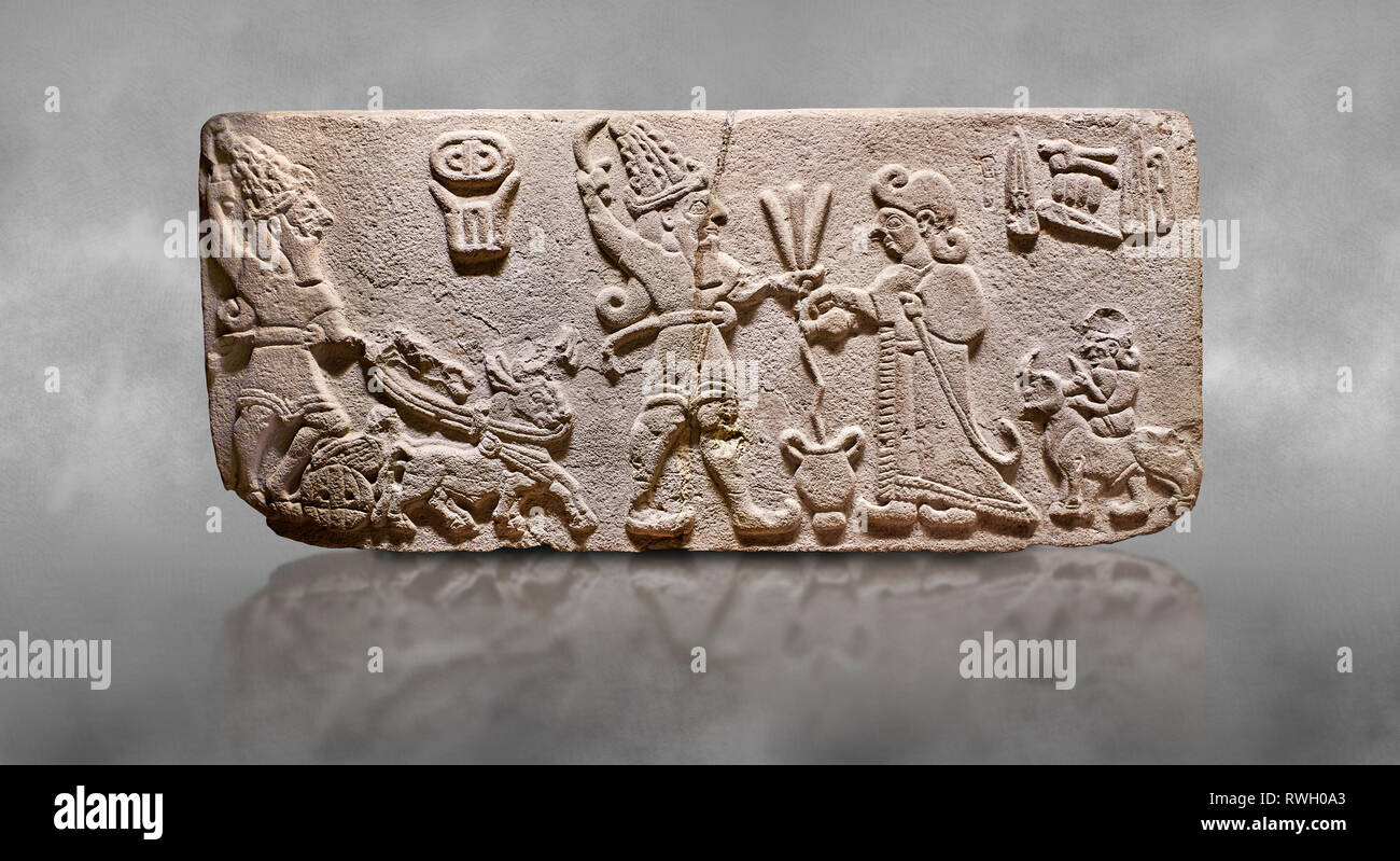 Aslantepe Hittita Orthostat. Calcare, Aslantepe, Malatya, 1200-700 A.C. Scena di che offre drink e sacrificio. Il dio, con un simbolo della divinità Foto Stock