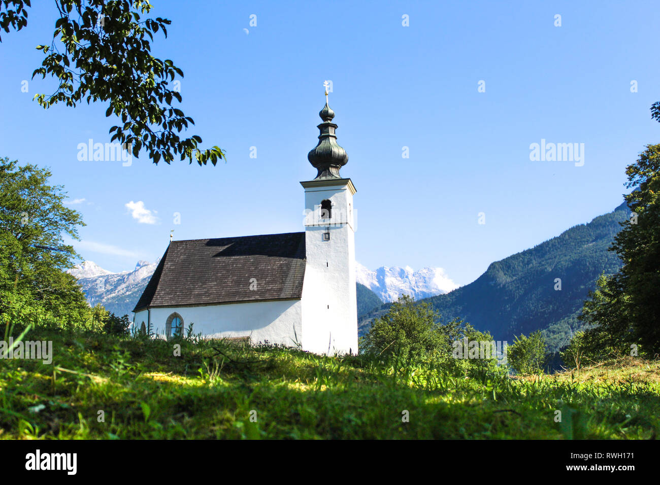 Chiesa bianca nelle alpi Foto Stock