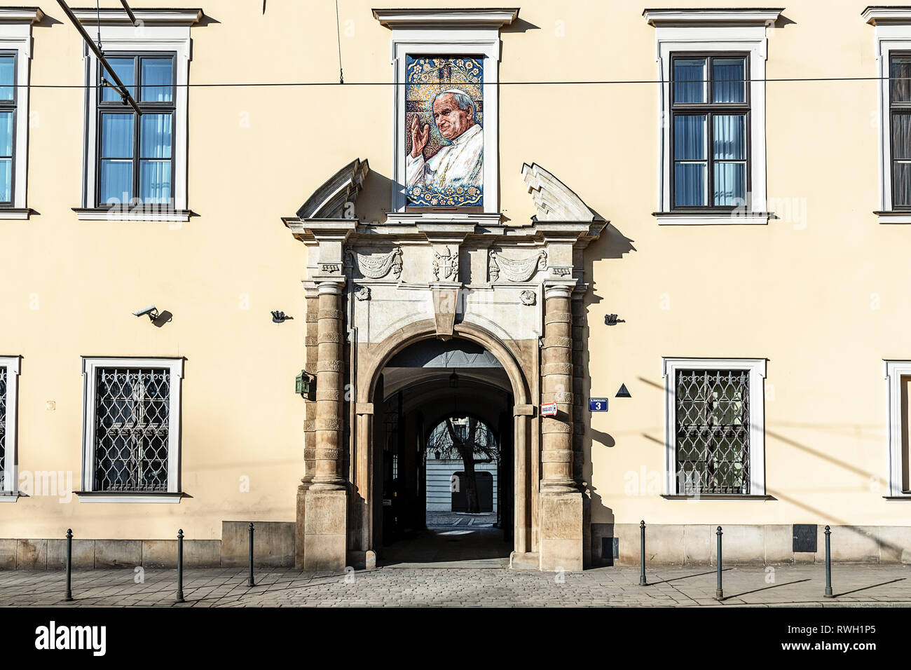 Cracovia in Polonia - Febbraio 16, 2019: ritratto di Papa Giovanni Paolo II nella finestra del Palazzo Vescovile in via Franciszkanska a Cracovia. Foto Stock