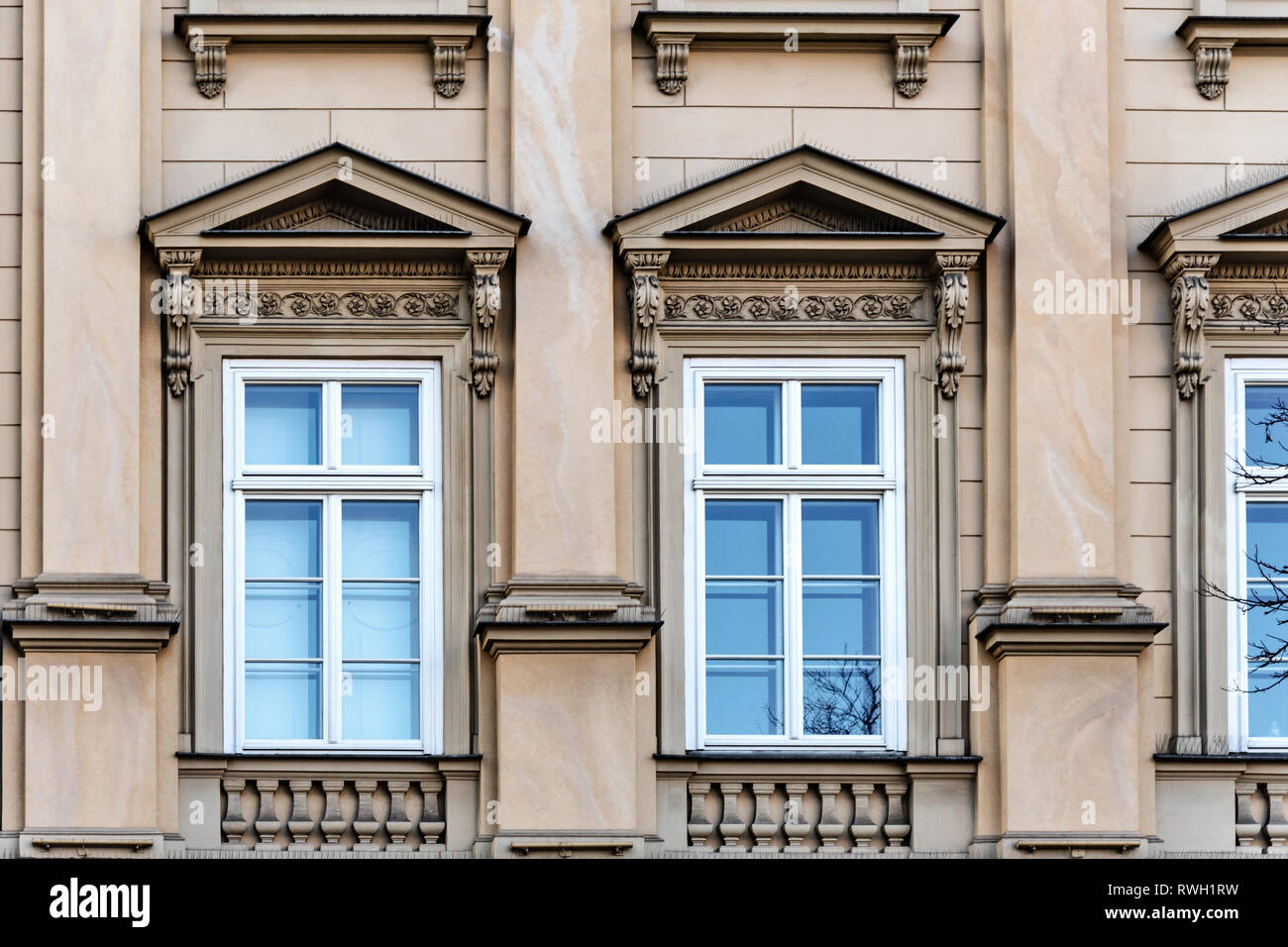 Finestra artistici e decorazioni delle facciate del centro storico di tenement case in Cracovia. Foto Stock