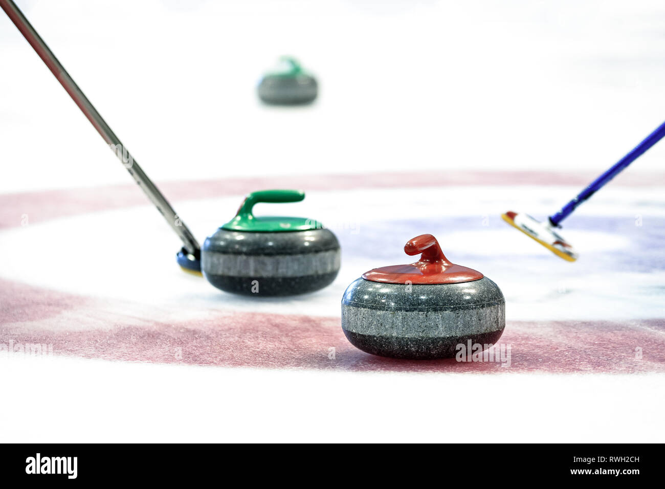 Curling attrezzature pietre sul ghiaccio di close-up Foto stock - Alamy