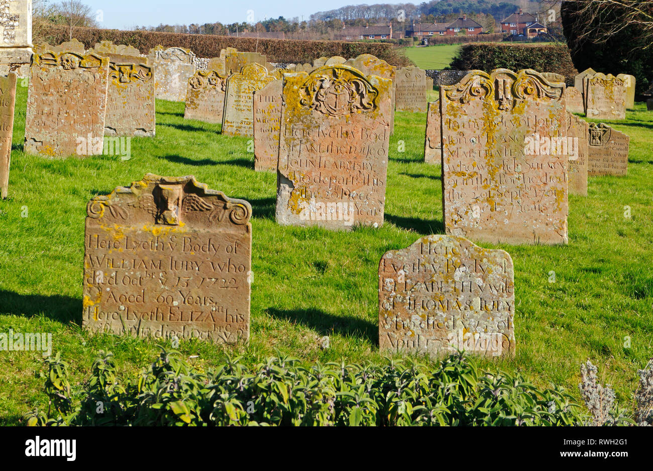 Una vista di principalmente del xviii secolo le lapidi presso la chiesa di St Margaret in North Norfolk a Cley-next-Mare, Norfolk, Inghilterra, Regno Unito, Europa. Foto Stock