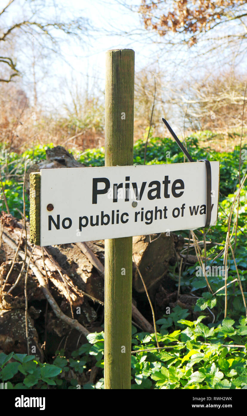 Un privato, nessun diritto del pubblico di modo, sign off un diritto del pubblico di modo sentiero nella North Norfolk campagna a Blakeney, Norfolk, Inghilterra, Regno Unito, Europa. Foto Stock