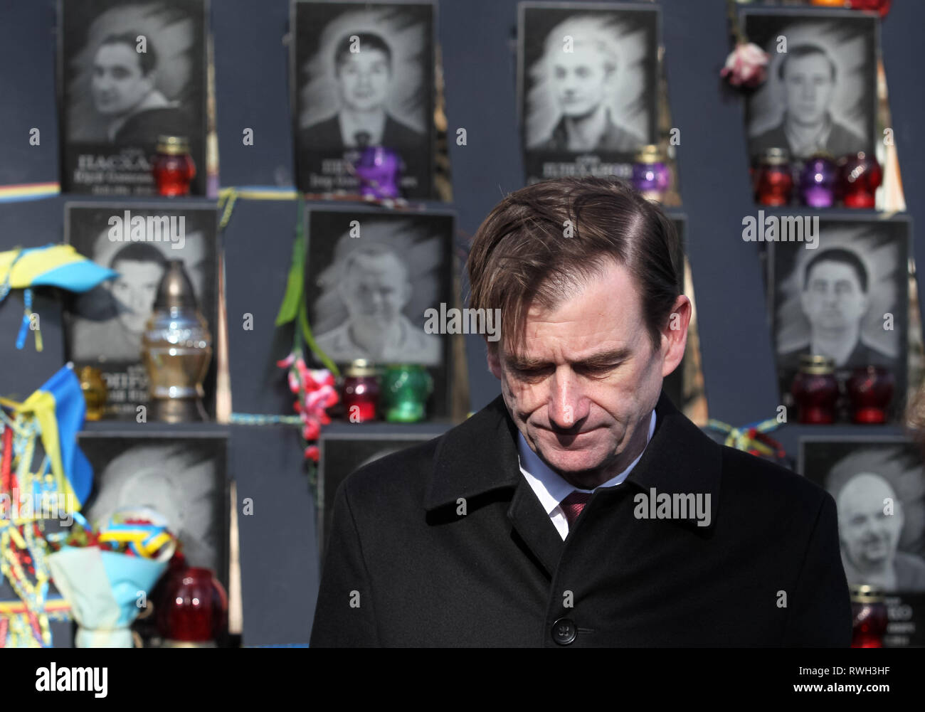 Stati Uniti Sotto-segretario di Stato per gli Affari Politici David Hale visto visitando il memoriale per gli attivisti di Maidan soprannominato "eroi della celeste centinaia di', che erano stati uccisi sul Maidan durante proteste contro il governo in 2014, a Kiev in Ucraina. David Hale visite in Ucraina per incontrare gli alti funzionari ucraino e i leader politici a discutere ucraino imminenti elezioni presidenziali, anticorruzione e il rispetto dei diritti dell'uomo durante la sua visita dal 5 al 7 Marzo a capitale ucraina. Foto Stock