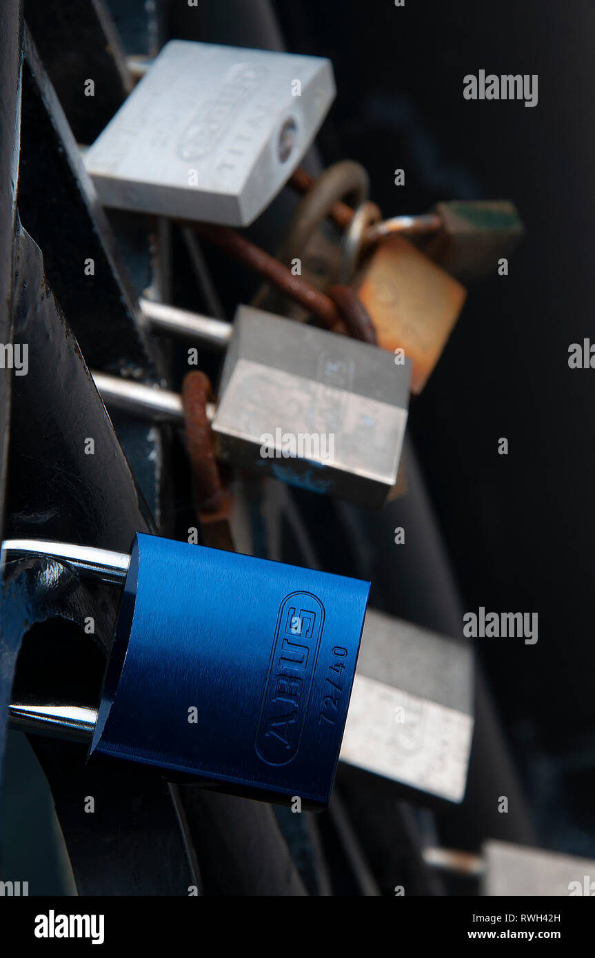 Lucchetti in un recinto utilizzato per mostrare l'amore. Lucchetti di sicurezza portatili sono serrature con un anello portagancio. Principali lucchetto non incisa. Foto Stock