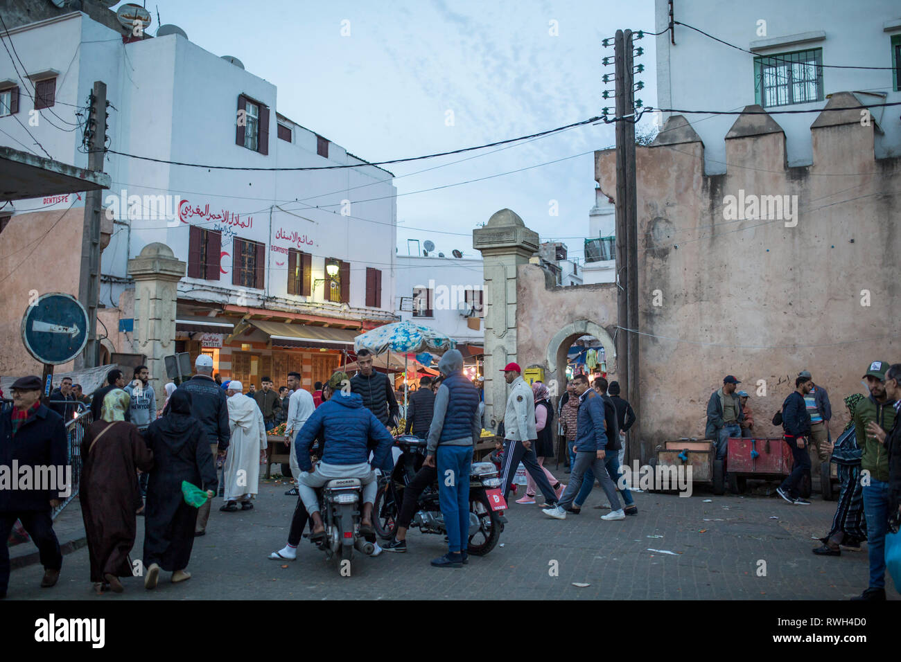 Casablanca Marocco 5 Marzo 19 Persone Sulle Strade Di Casablanca Marocco Foto Stock Alamy