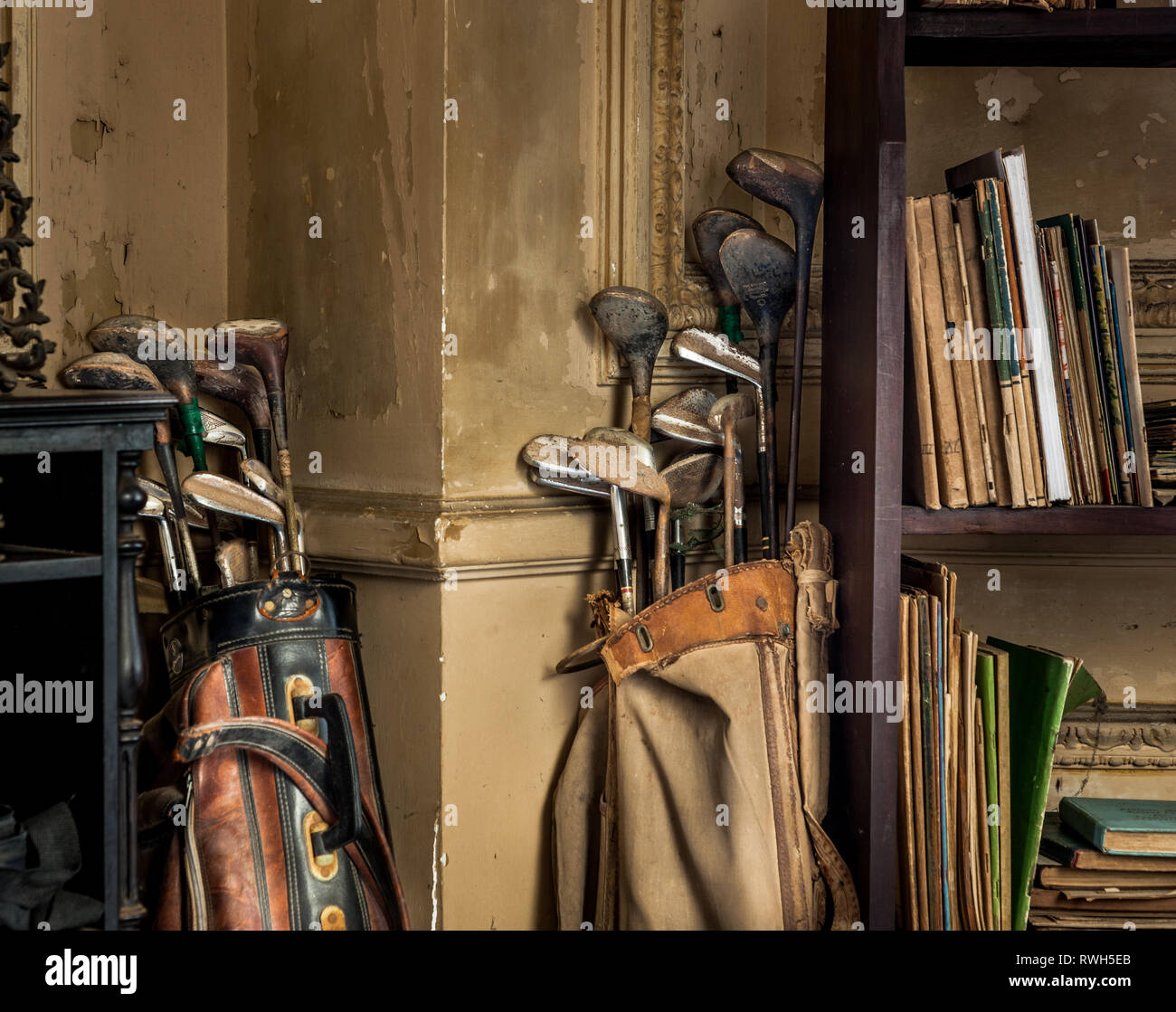 Vedado, Havana, Cuba. Il 22 giugno, 2017. Due set di vintage club di golf in una casa coloniale nel Vedado Cuba. Foto Stock