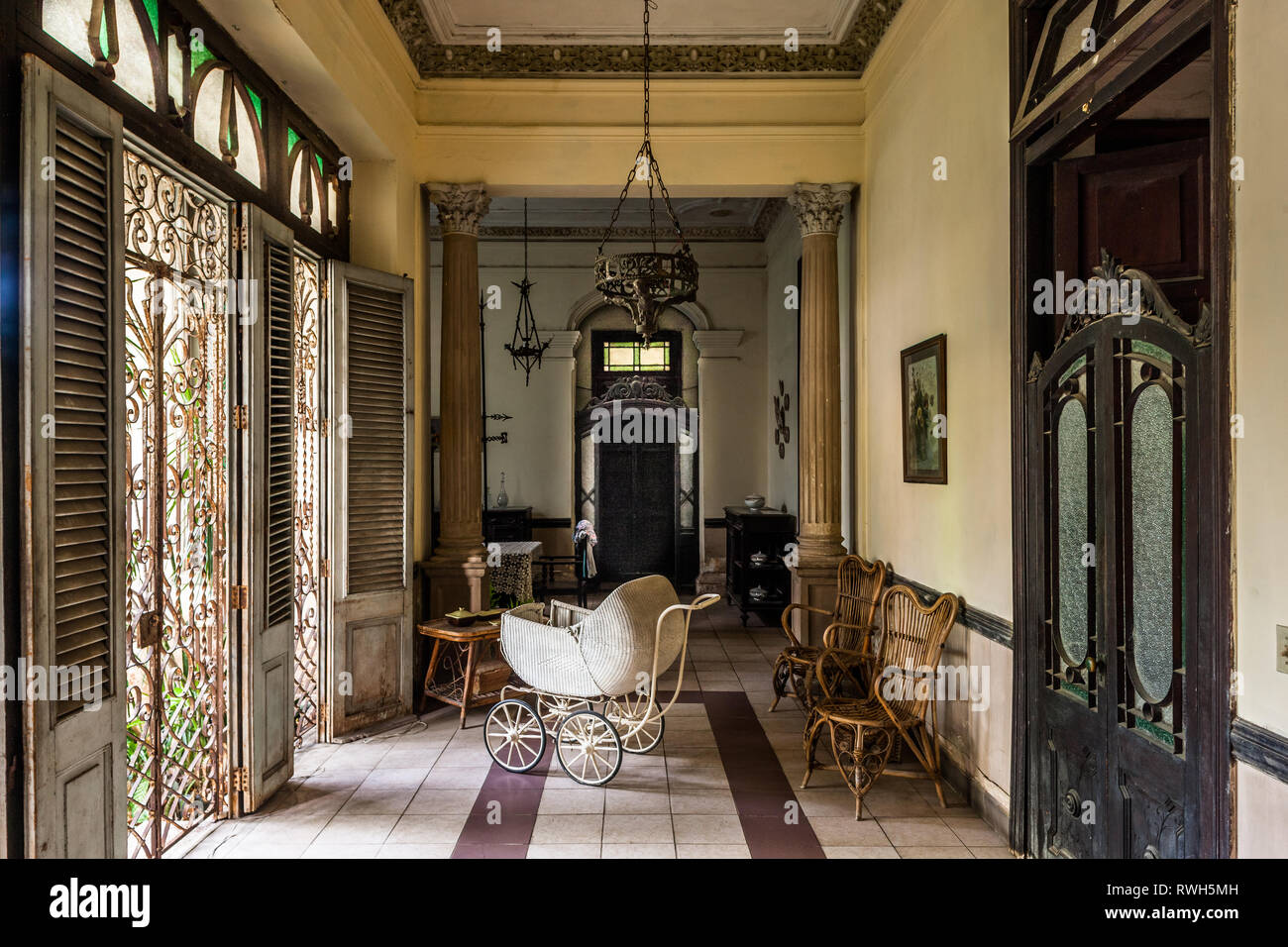 Vedado, Havana, Cuba. 16 Giugno, 2017. Un vecchio vintage carrozzina in una casa coloniale nel Vedado Cuba. Foto Stock