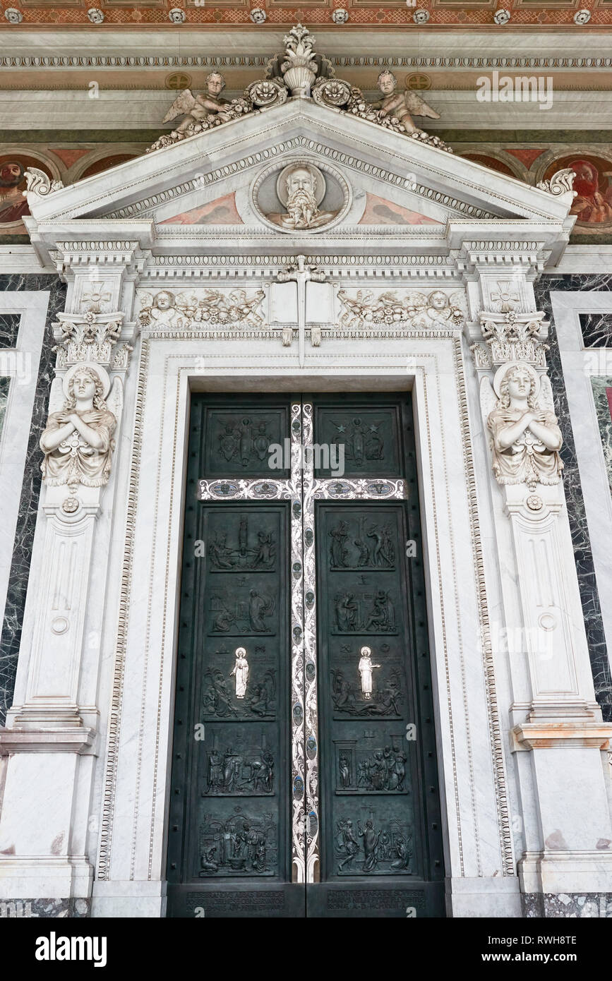 Roma, porta della Basilica Papale di San Paolo fuori le Mura Foto Stock
