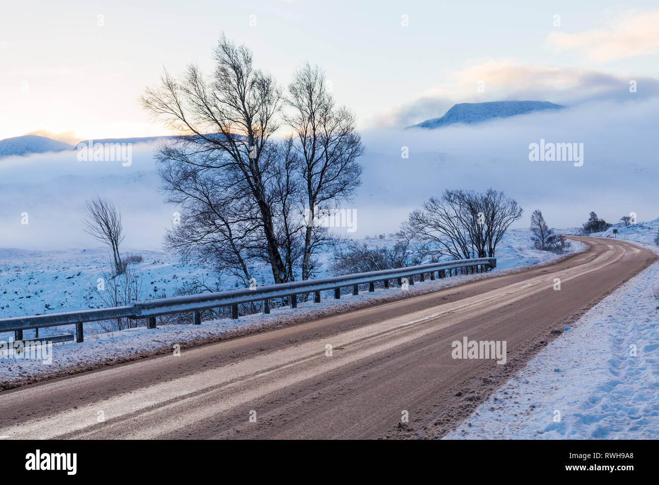 Difficili le condizioni di guida su una strada82 sul giorno di inverni con neve e nebbia di congelamento intorno a Rannoch Moor, altopiani, Scozia in inverno Foto Stock