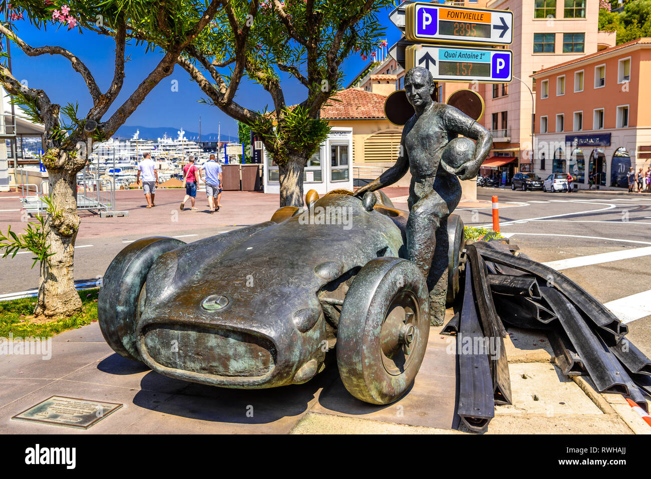 Juan Manuel Fangio Statua in La Condamine, Monte-Carlo, Monaco, Cote d'Azur, Riviera francese. Foto Stock