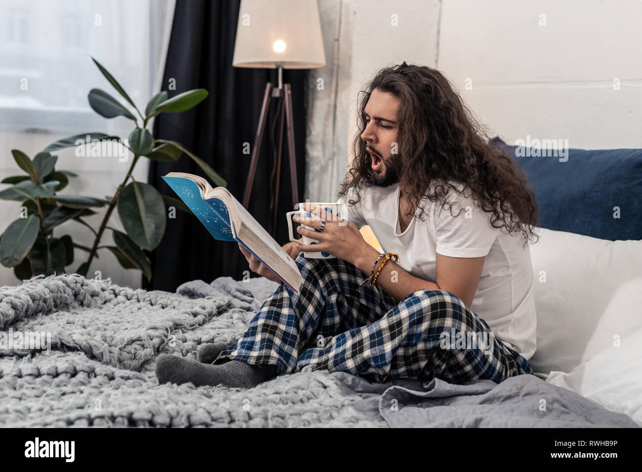 Bella giovane uomo con una tazza di tè Foto Stock