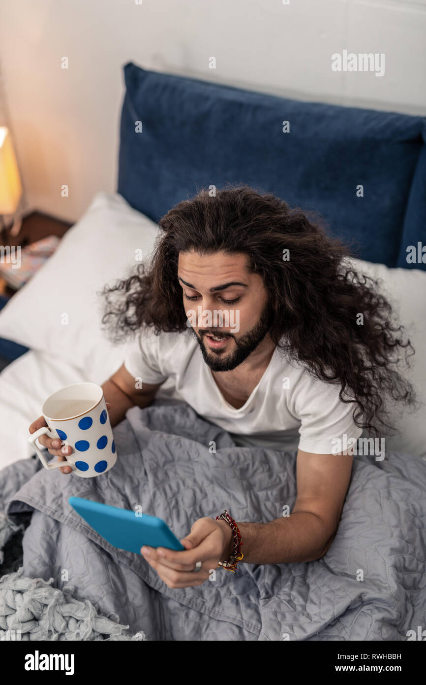 Bella piacevole giovane in un momento di relax a casa Foto Stock