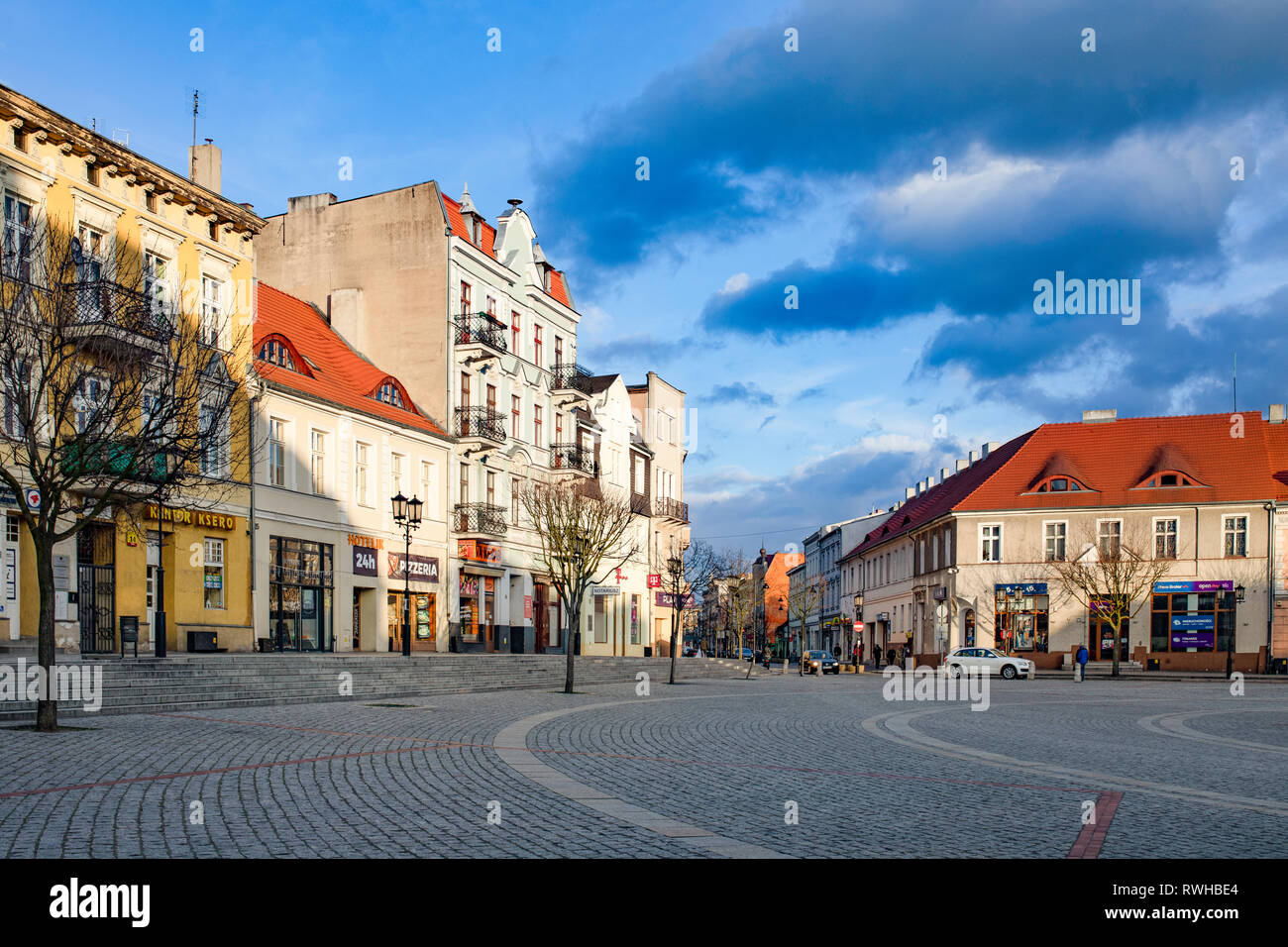 Gniezno / Polonia - cityscape, vista al centro di architettura. La piazza centrale. Foto Stock