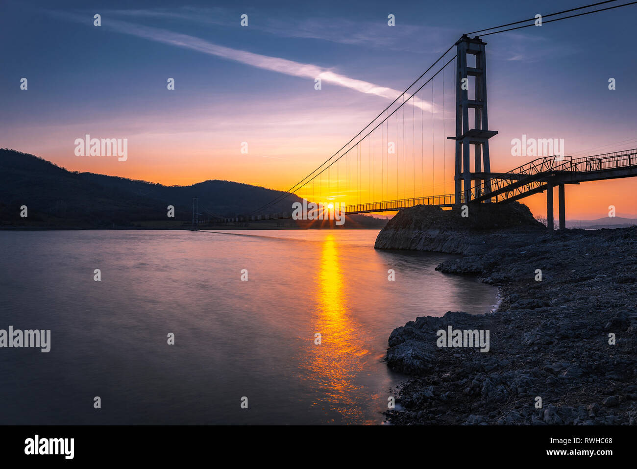 Il più lungo ponte sospeso in Bulgaria su Studen Kladenez dam con la distanza tra le due torri di 260m. Il solo modo per raggiungere Lisicite villag Foto Stock