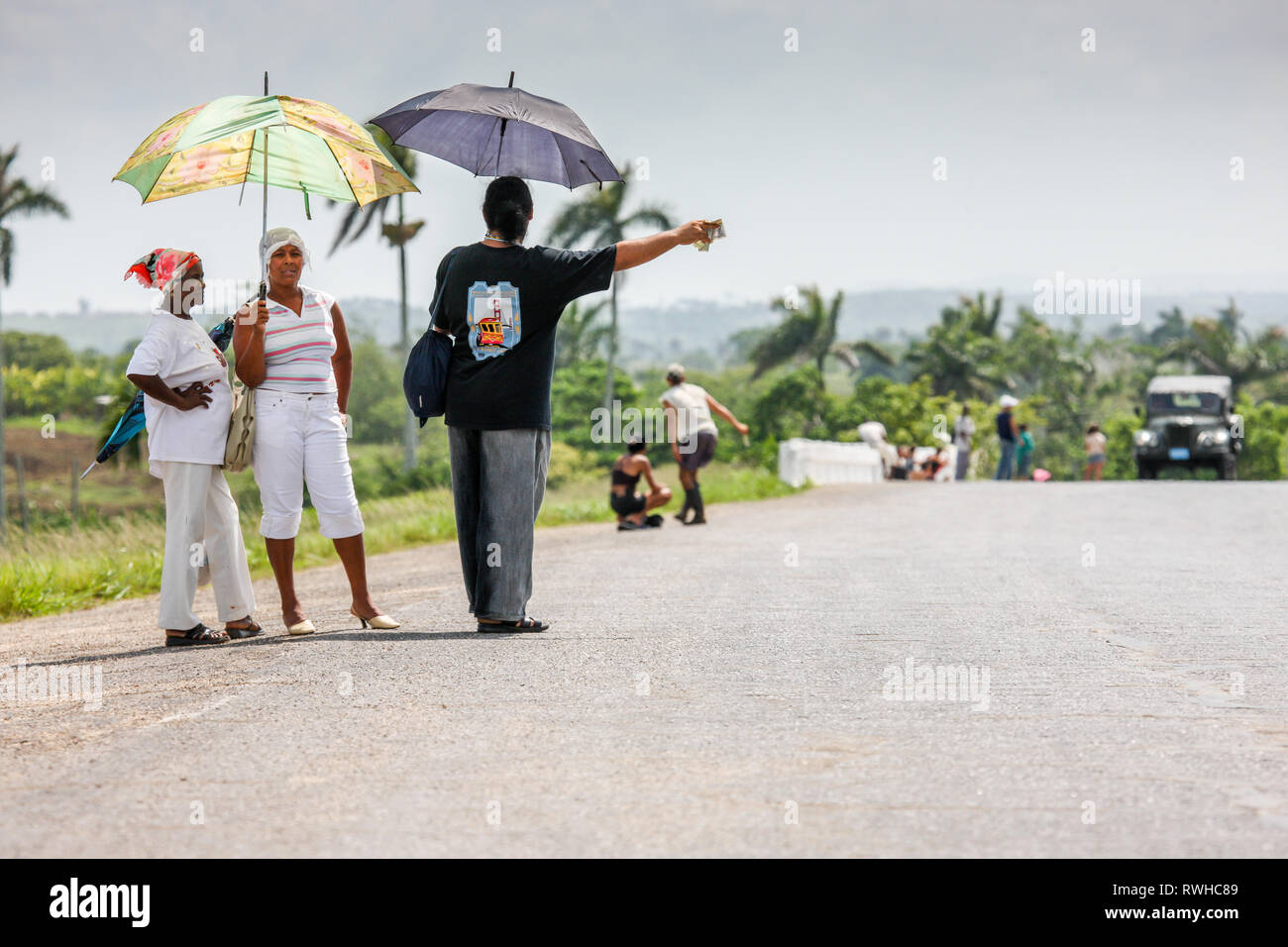 San Cristóbal, Cuba. 29 Maggio, 2009. Sollevatore-hickers offrendo denaro per gli automobilisti al fine di incoraggiarli a fermare e dare loro un giro su un th4 motorw Foto Stock