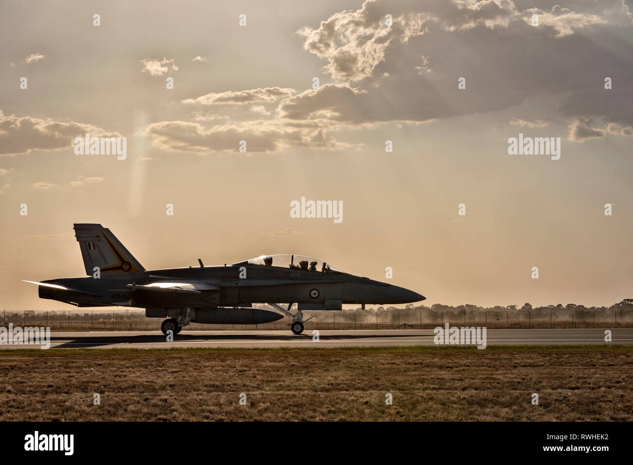 F/A-18A/B Hornet, Royal Australian Air Force rullaggio contro contro un cielo soleggiato Foto Stock