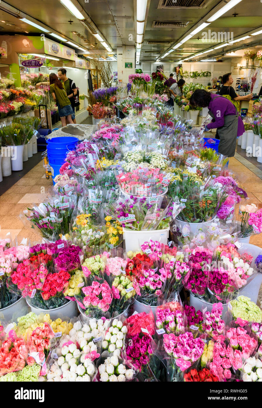 Shp vendere mazzi di fiori nel famoso Mercato dei Fiori Road, Kowloon, Hong Kong Foto Stock