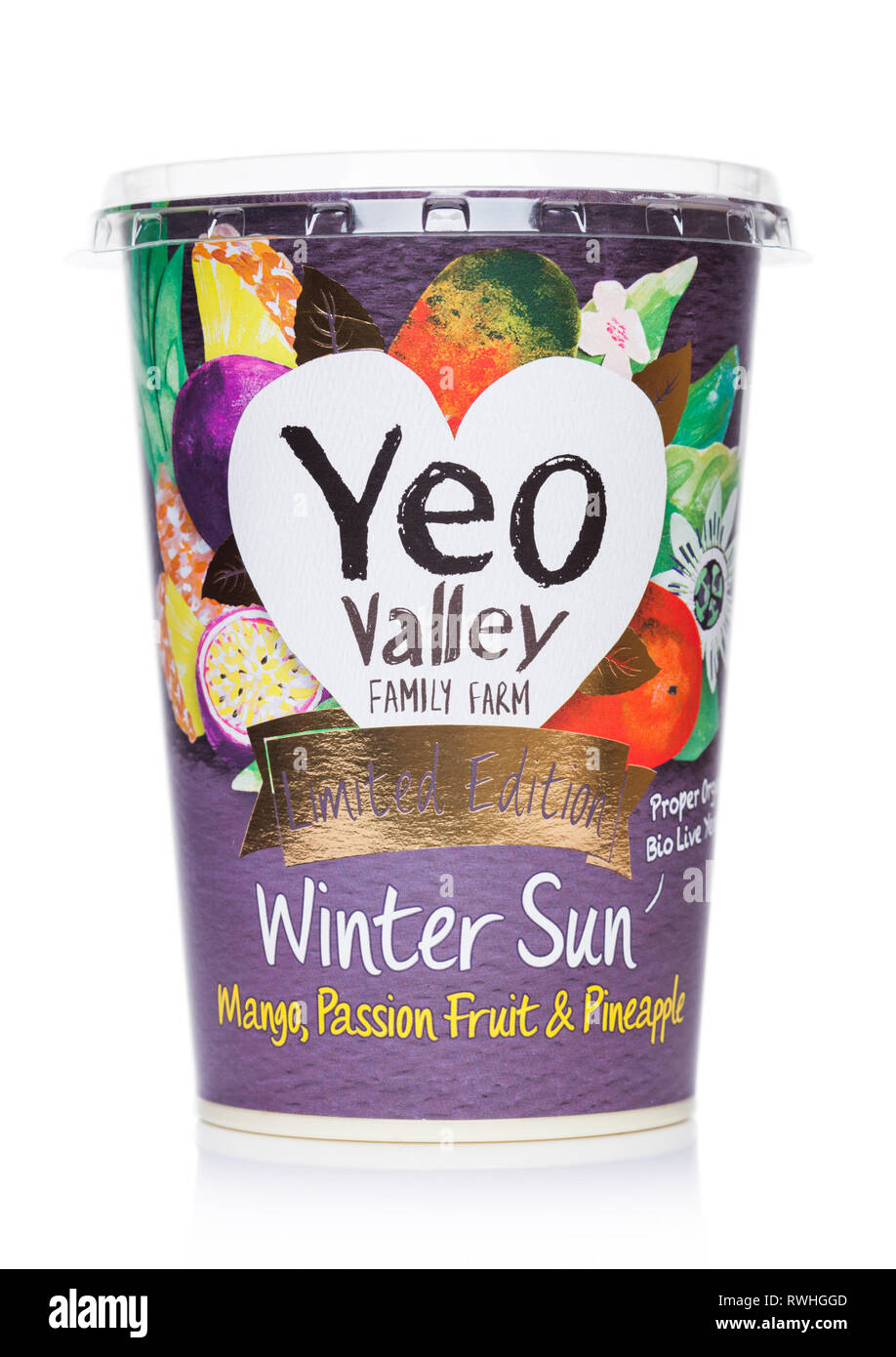 LONDON, Regno Unito - 05 Marzo 2019: YEO Valley fattoria di famiglia organico adeguato Bio Live Yogurt sole invernale su sfondo bianco. Foto Stock