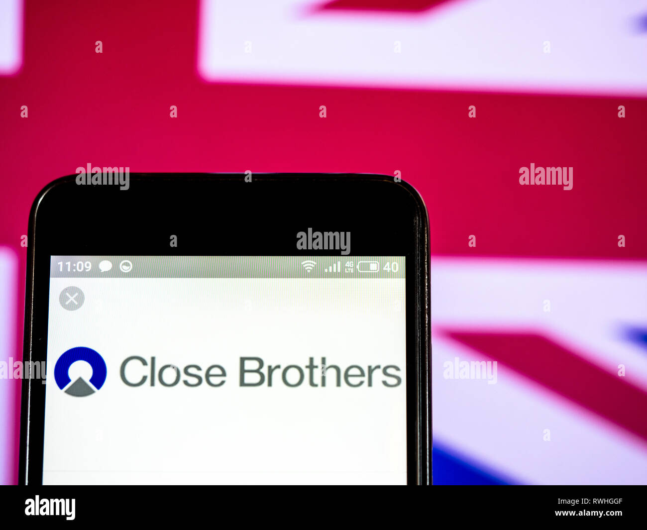 Close Brothers Group plc logo azienda vede visualizzato sul telefono intelligente. Foto Stock
