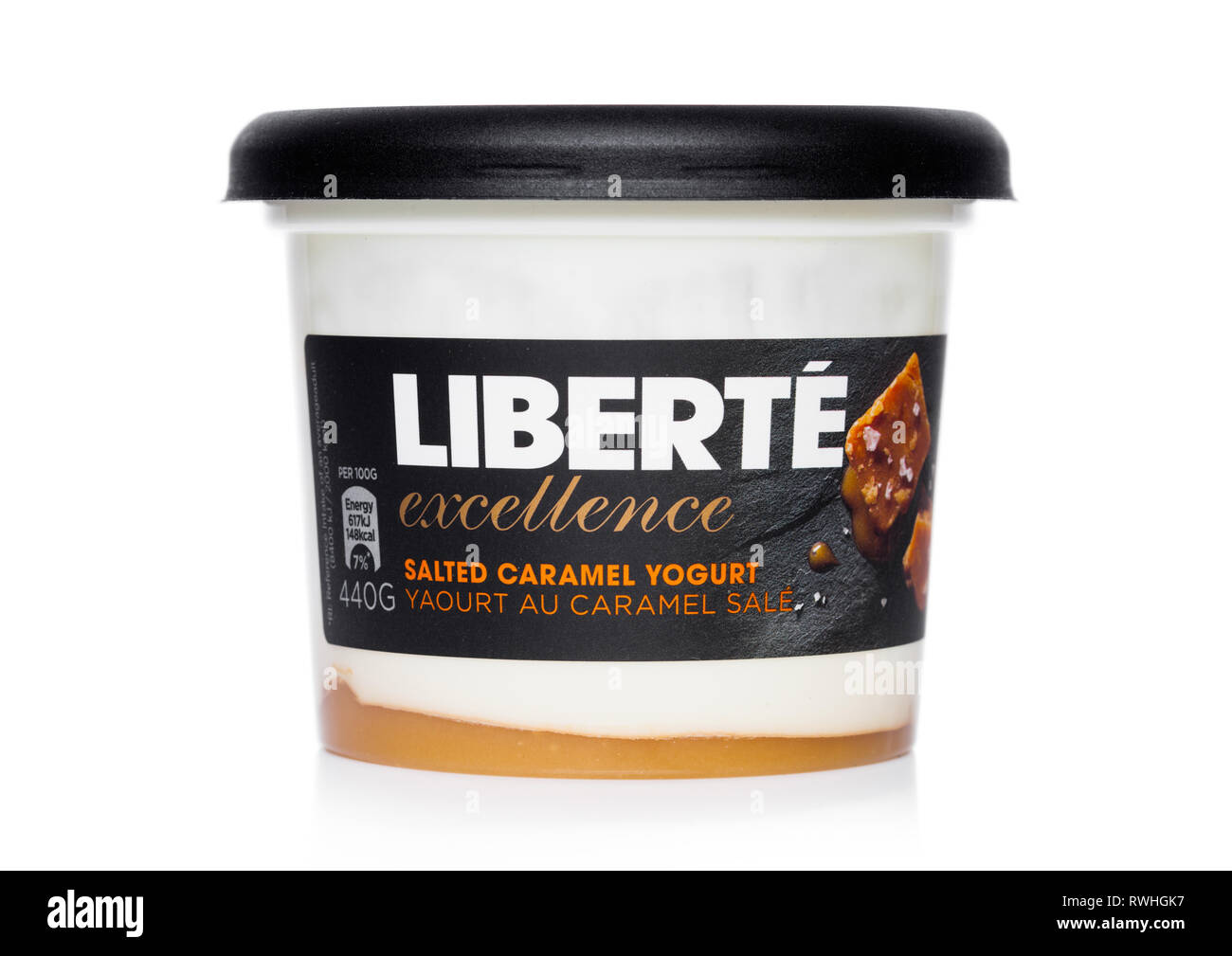 LONDON, Regno Unito - 05 Marzo 2019: LIBERTE Eccellenza salati caramello yogurt su bianco Foto Stock