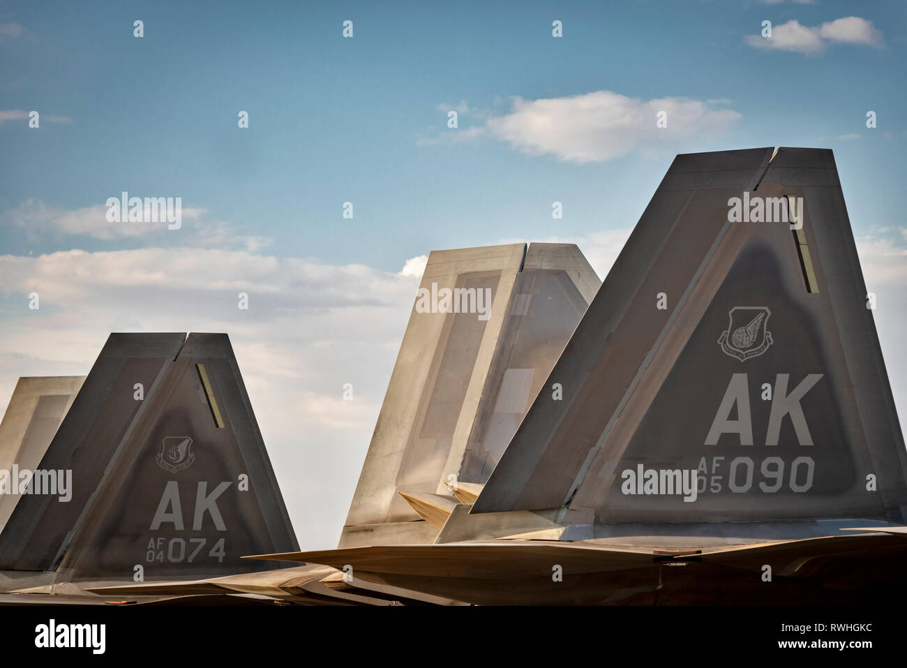 Alette di coda di due F-22 Raptor Fighter velivoli a getto Foto Stock