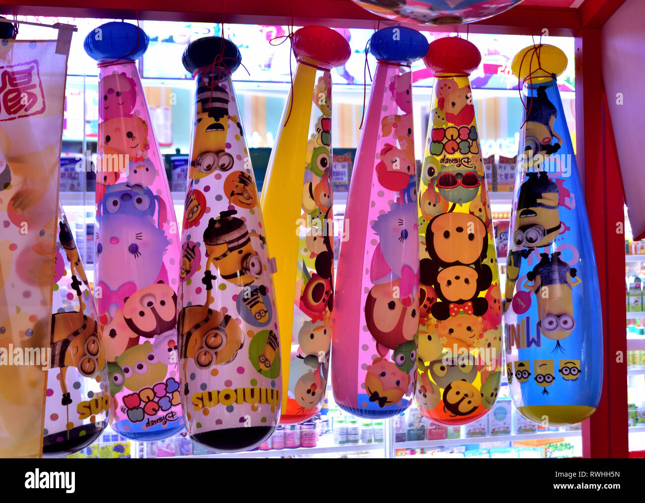 Giocattolo Chunky mazze da baseball sul display Foto Stock