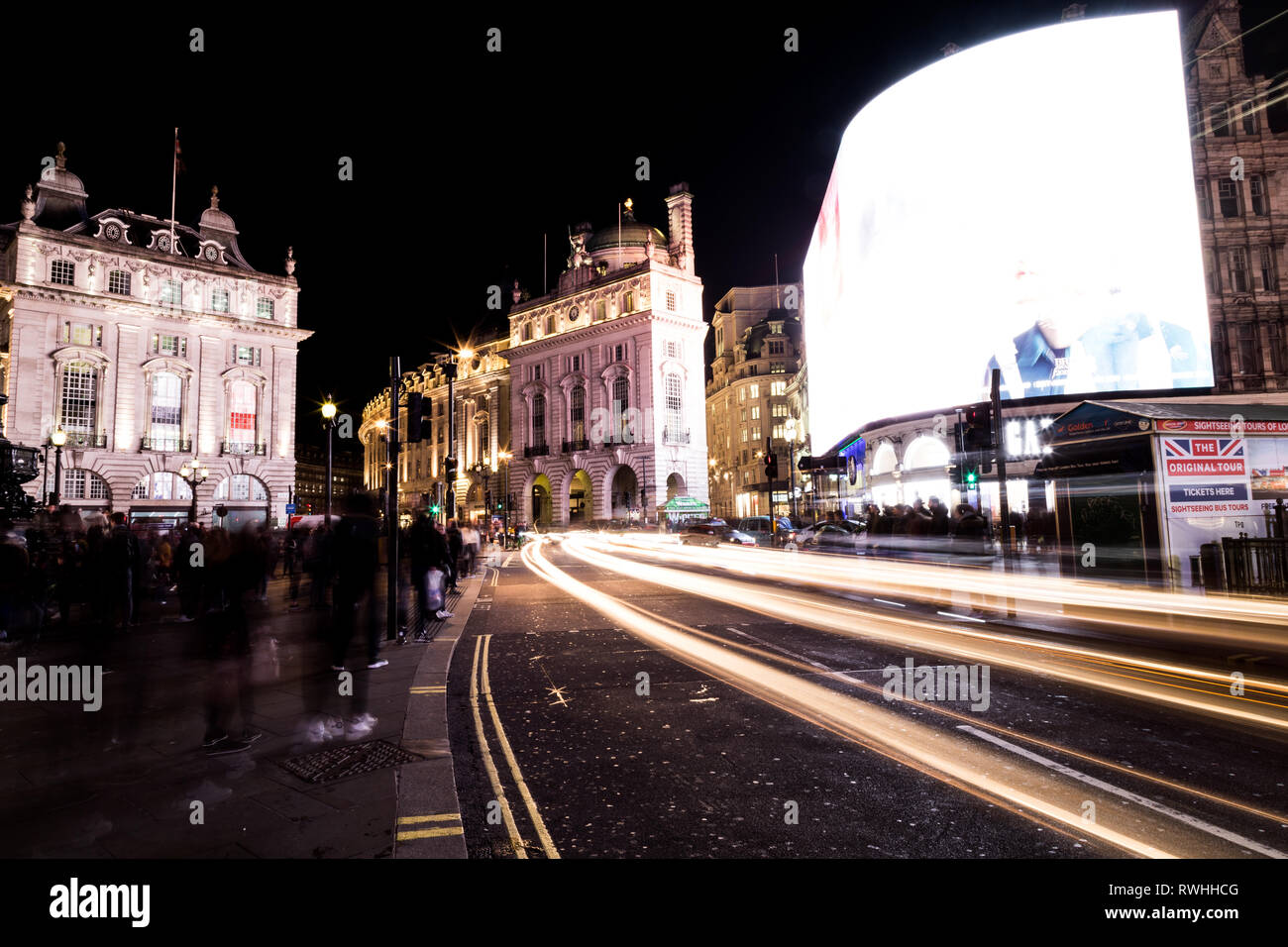 Sentiero di luce girato a Piccadilly Circus, Londra Foto Stock