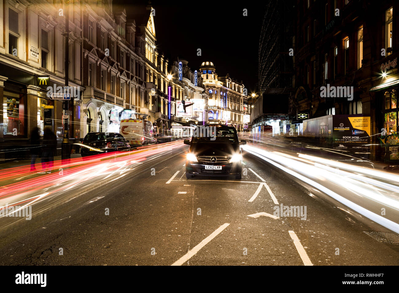 Sentiero di luce girato a Piccadilly Circus, Londra Foto Stock