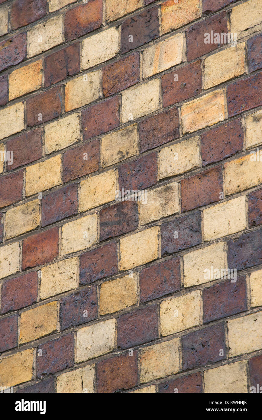 Dettagli architettonici su un tipico edificio vittoriano che si trova all'interno della città di Ironbridge, che si trova sul fiume Severn in Shropshire, Inghilterra, Regno Unito. Foto Stock