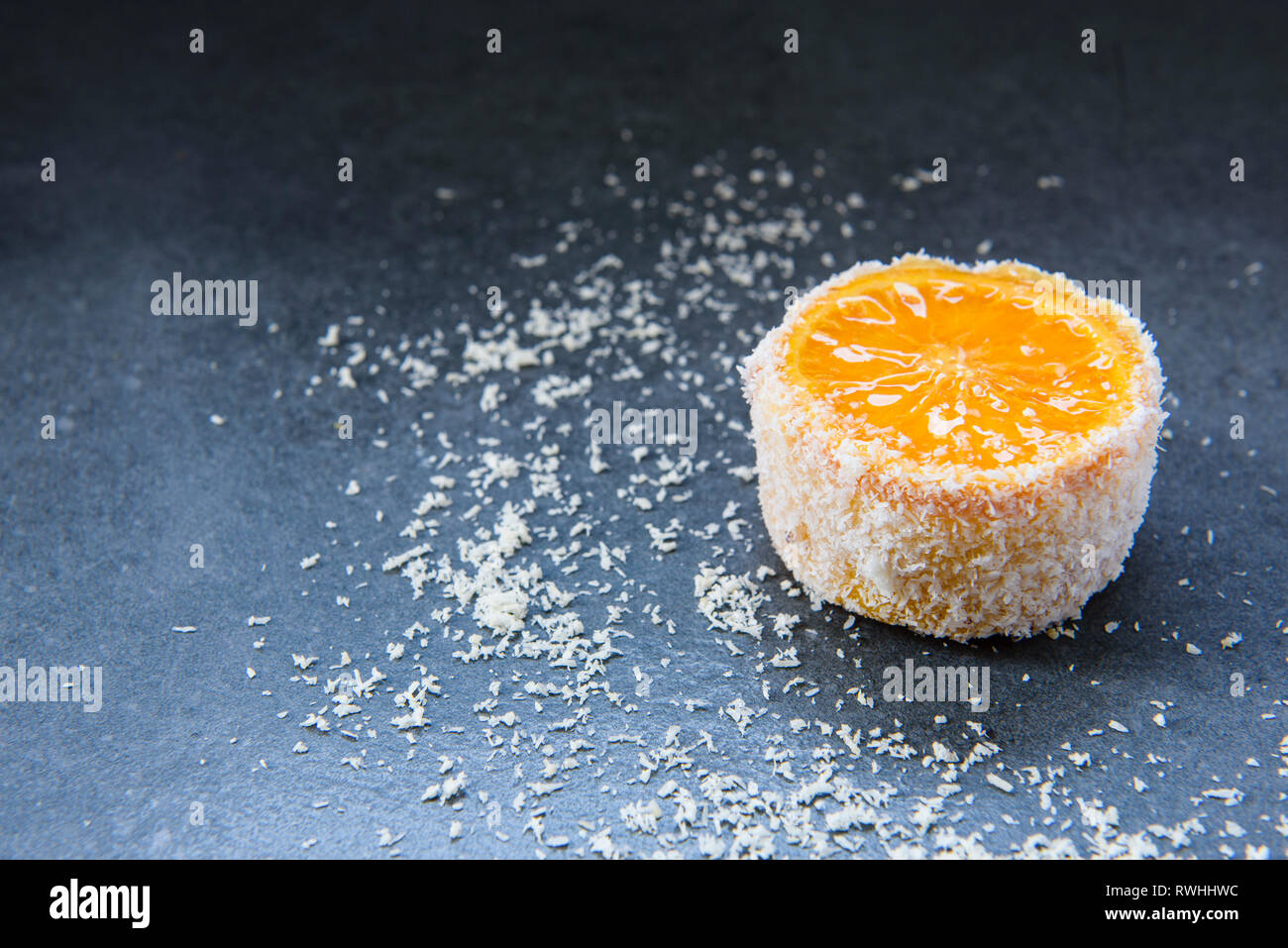 Flourless torta arancione con noce di cocco su sfondo scuro Foto Stock