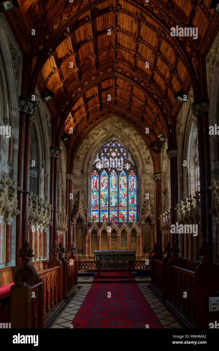 All'interno di San Margarets chiesa Bodelwyddan Galles del nord guarda verso l altare. Costruito nel 1860, noto anche come la chiesa di marmo Foto Stock