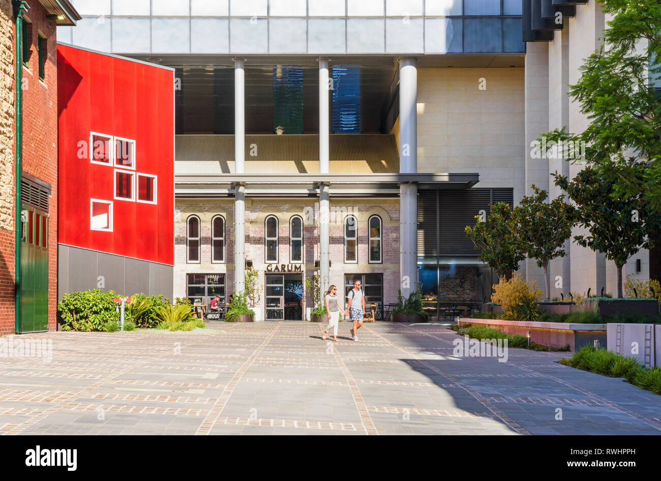 Un giovane a piedi attraverso la città nuova di sviluppo Hibernian Place, Perth, Western Australia Foto Stock