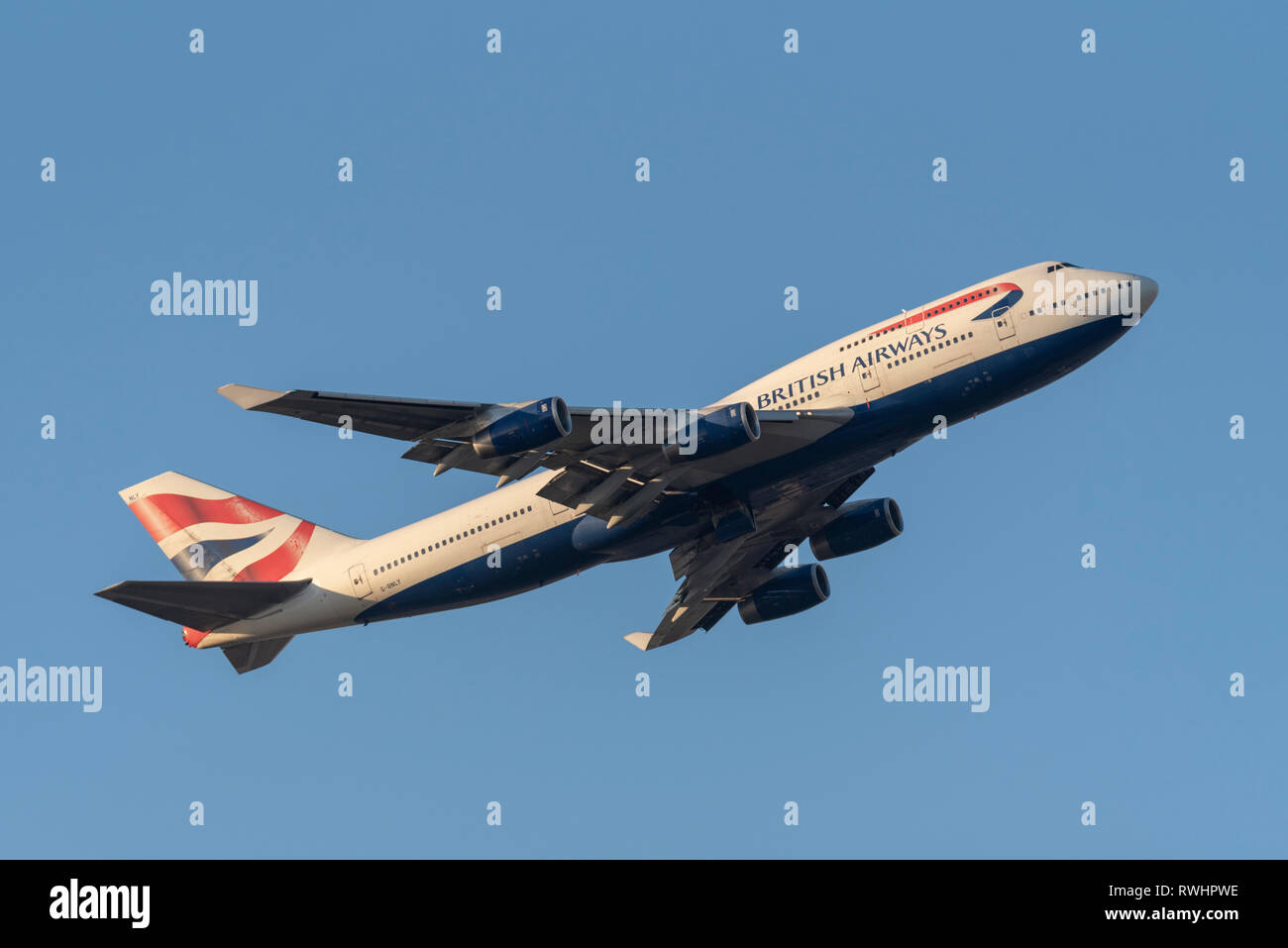 British Airways Boeing 747 Jumbo Jet aereo di linea G-BNLY decolla dall'aeroporto di Londra Heathrow, Regno Unito, in cielo blu Foto Stock