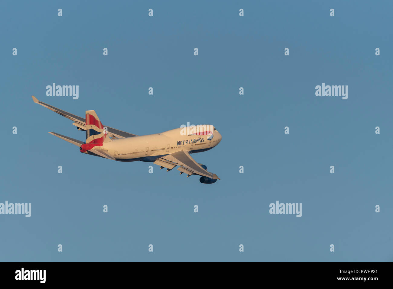 British Airways Boeing 747 Jumbo Jet aereo di linea G-BNLY decolla dall'aeroporto di Londra Heathrow, Regno Unito, nel cielo blu al tramonto Foto Stock