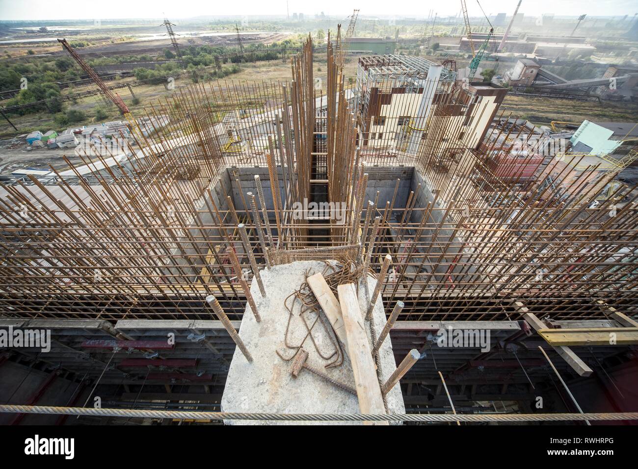 Paesaggio, panorama, vista di baraccopoli in fabbrica con scafi di metallo e macchine per la produzione di l'industria di cokefazione e pipe e la ricostruzione o Foto Stock