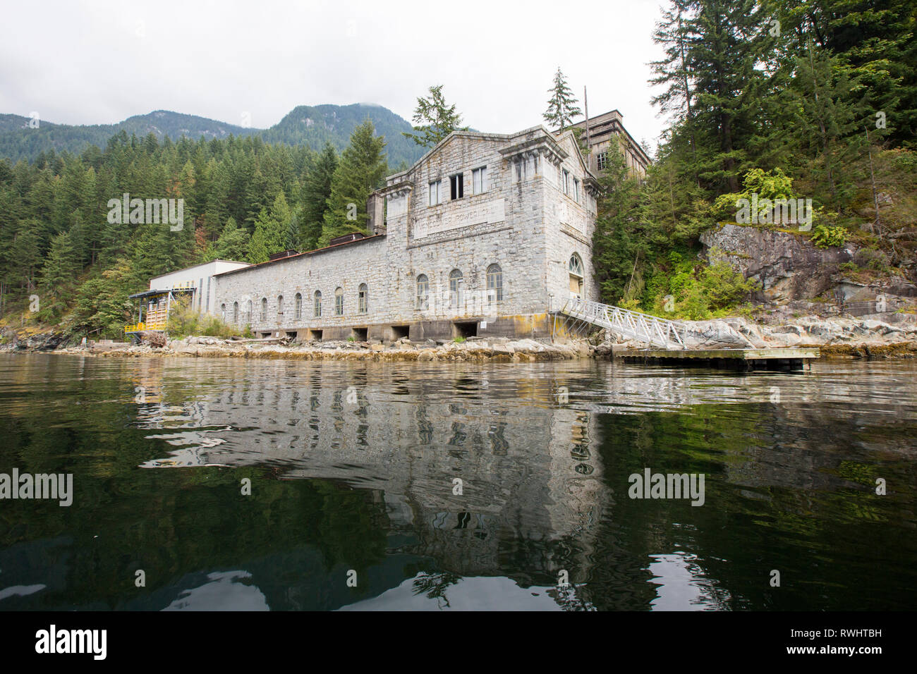 La storica Buntzen casa potenza sul braccio indiano, British Columbia, Canada Foto Stock