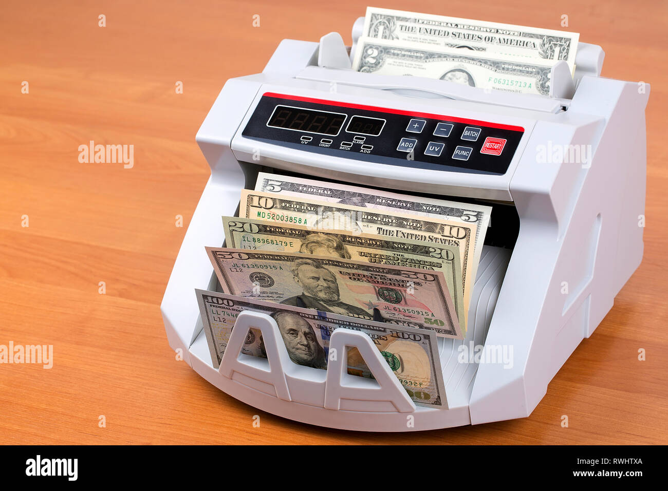Dollari americani in una macchina di conteggio Foto Stock