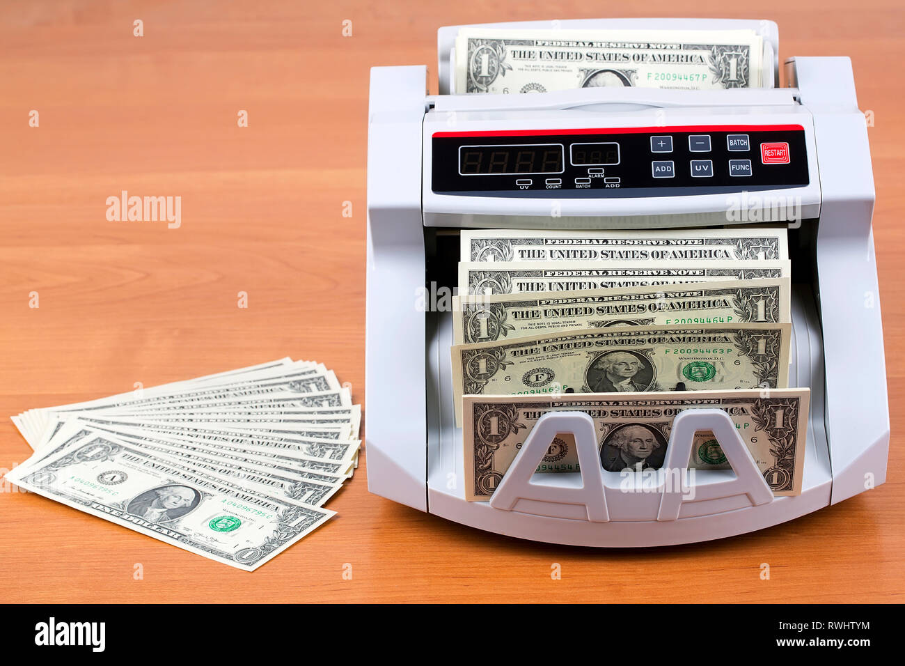 Dollari americani in una macchina di conteggio Foto Stock