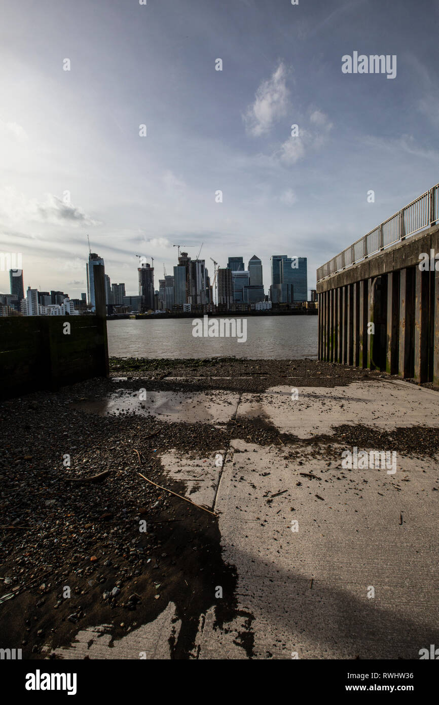 Penisola di Greenwich affacciato sul Canary Wharf distretto finanziario attraverso il fiume Thames, London, England, Regno Unito Foto Stock