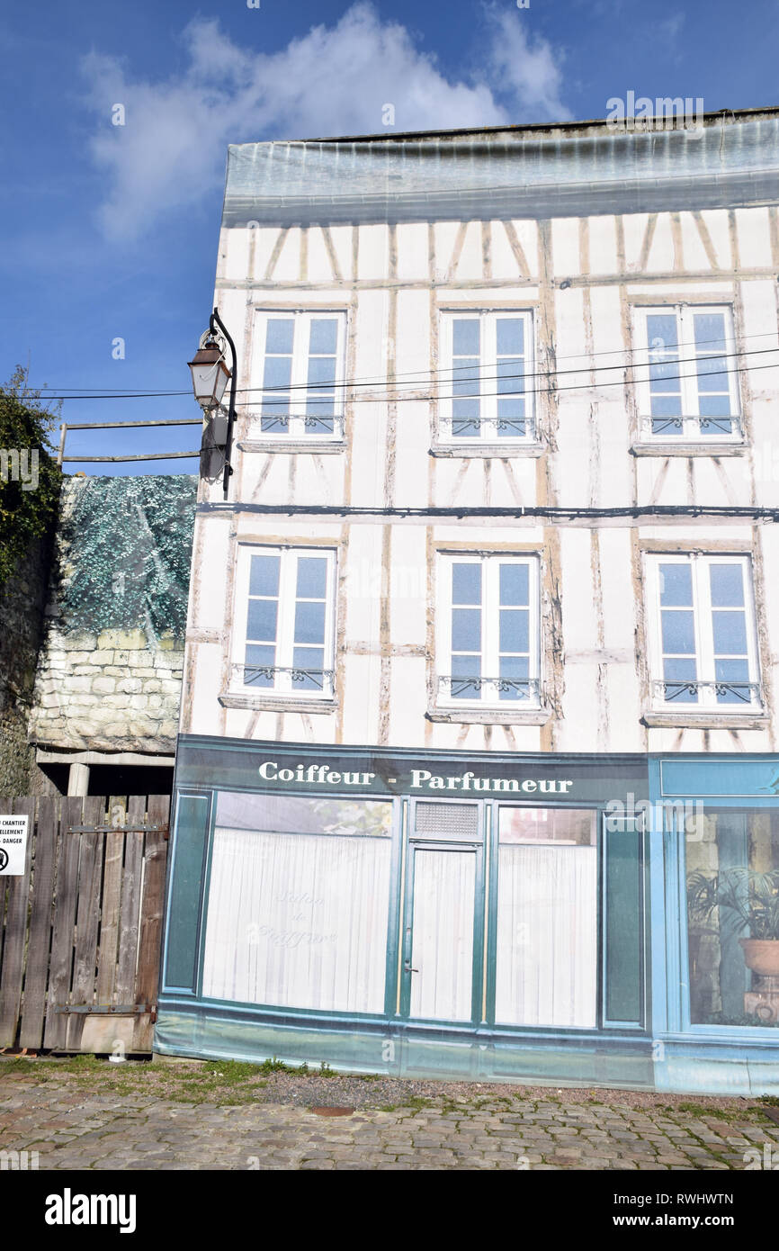 Artwork per coprire la costruzione dietro, Honfleur, nel nord della Francia, Feb 2019 Foto Stock