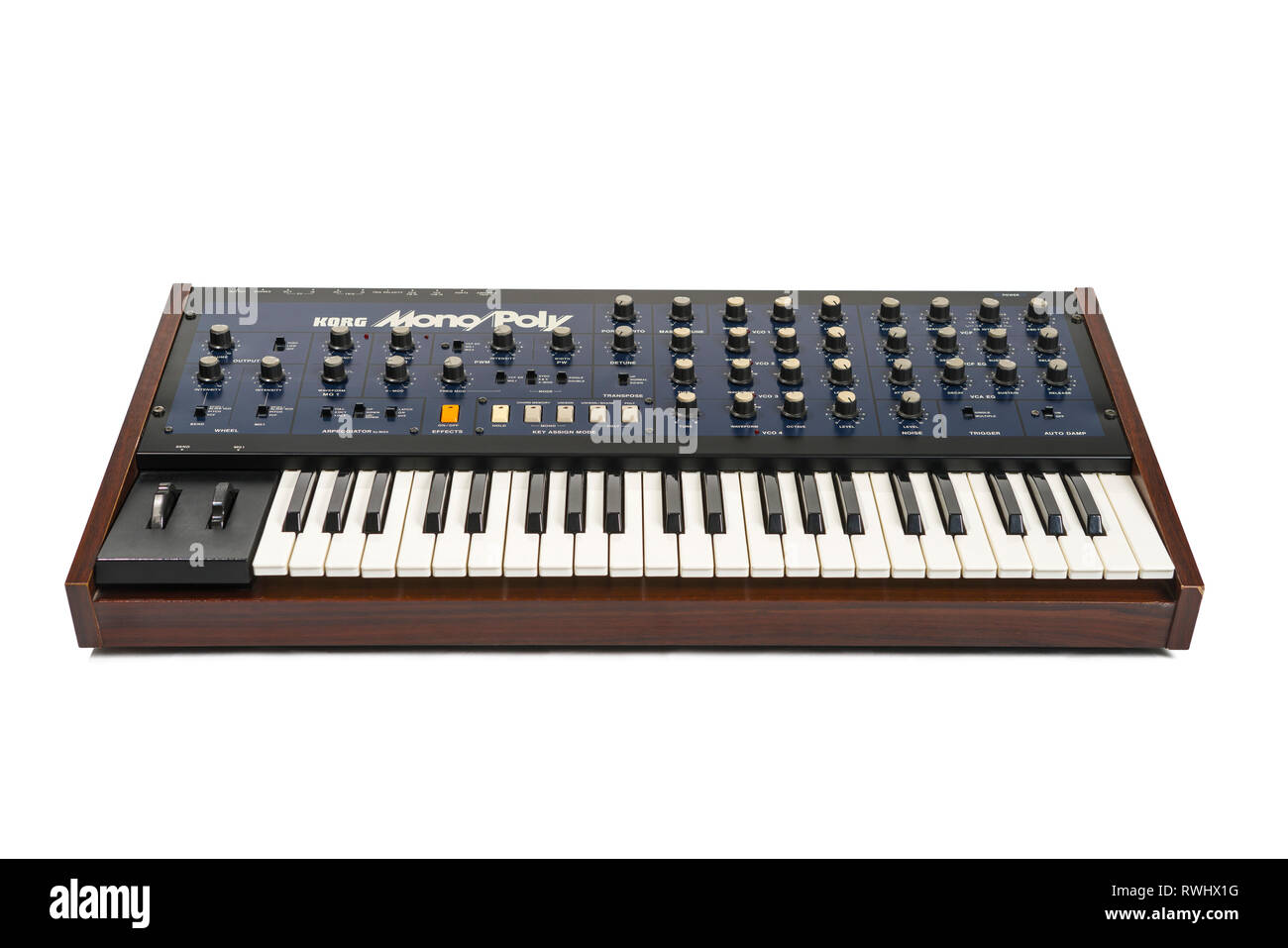 Monopolio Korg vintage sintetizzatore analogico dal 1981 e bianco di sfondo per studio. Foto Stock