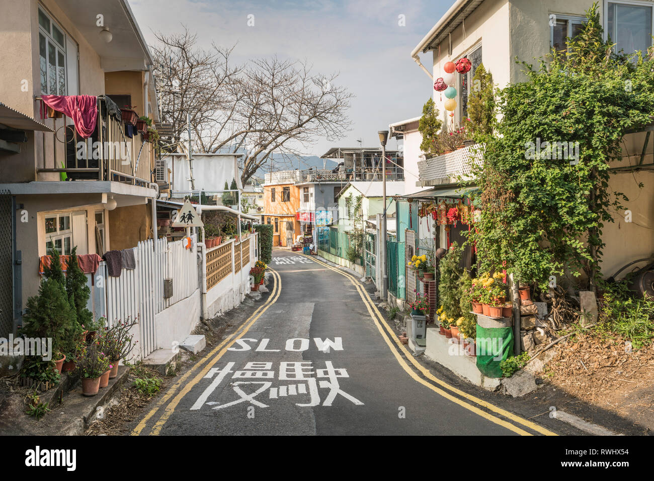 Strada stretta in Shek o villaggio, sull'Isola di Hong Kong, Hong Kong. Cina, Asia. Foto Stock